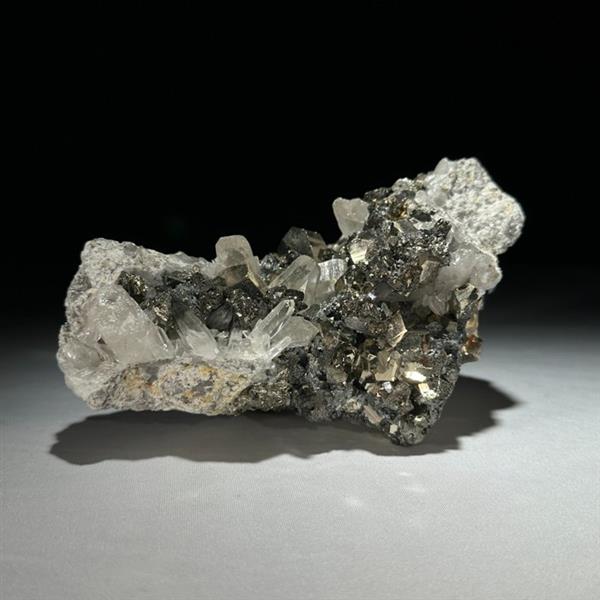 Grote foto prachtige pyriet en kwarts kristalcluster hoogte 9 cm breedte 16 cm 1600 g antiek en kunst curiosa en brocante