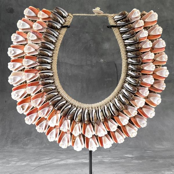 Grote foto decoratief ornament no reserve price sn14 decorative shell necklace on a custom stand indone antiek en kunst curiosa en brocante