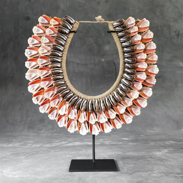 Grote foto decoratief ornament no reserve price sn14 decorative shell necklace on a custom stand indone antiek en kunst curiosa en brocante