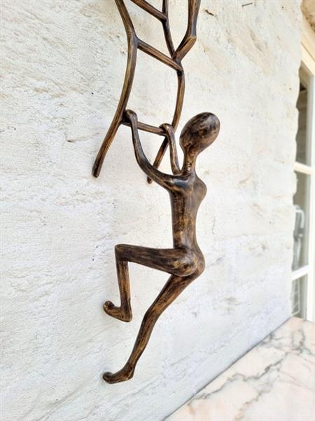 Grote foto beeldje people climbing a ladder 72cm brons antiek en kunst curiosa en brocante