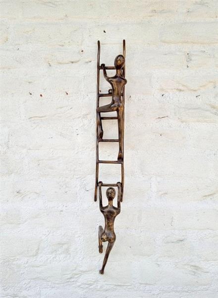 Grote foto beeldje people climbing a ladder 72cm brons antiek en kunst curiosa en brocante