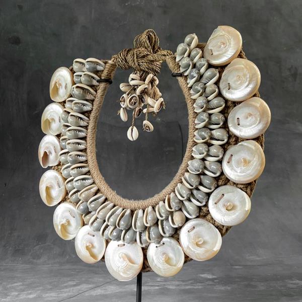 Grote foto decoratief ornament no reserve price sn21 decorative shell necklace on a custom stand indone antiek en kunst curiosa en brocante