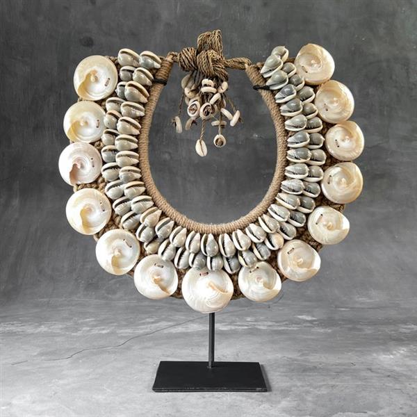Grote foto decoratief ornament no reserve price sn21 decorative shell necklace on a custom stand indone antiek en kunst curiosa en brocante