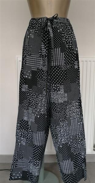 Grote foto zwarte losse broek met witte patchwork print 38 kleding dames broeken en pantalons