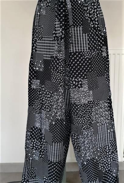 Grote foto zwarte losse broek met witte patchwork print 38 kleding dames broeken en pantalons
