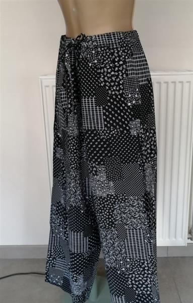 Grote foto zwarte losse broek met witte patchwork print 38 kleding dames broeken en pantalons