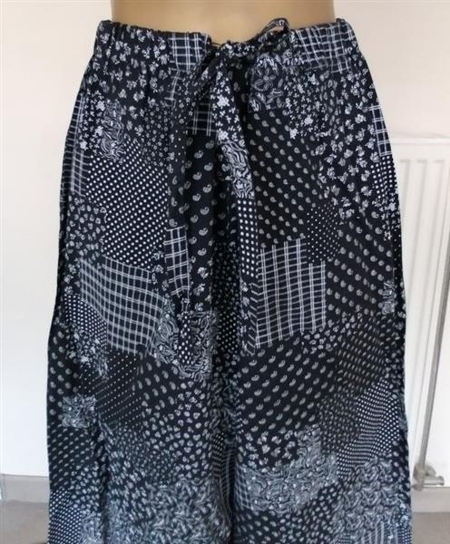 Grote foto zwarte losse broek met witte patchwork print 38 kleding dames broeken en pantalons