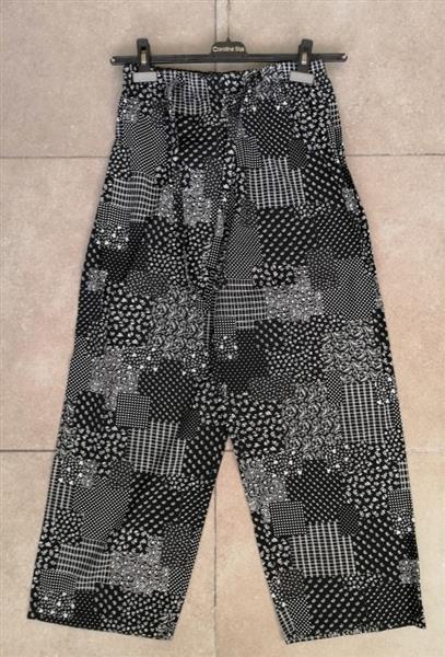 Grote foto zwarte losse broek met witte patchwork print 38 kleding dames broeken en pantalons