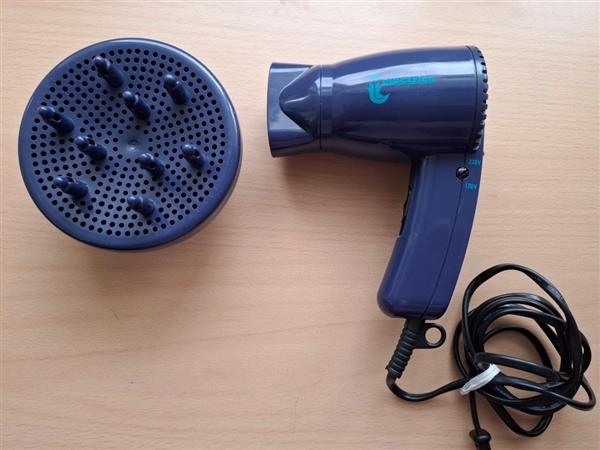 Grote foto reishaardroger opzetstukken en borstel in tas sieraden tassen en uiterlijk haarverzorging