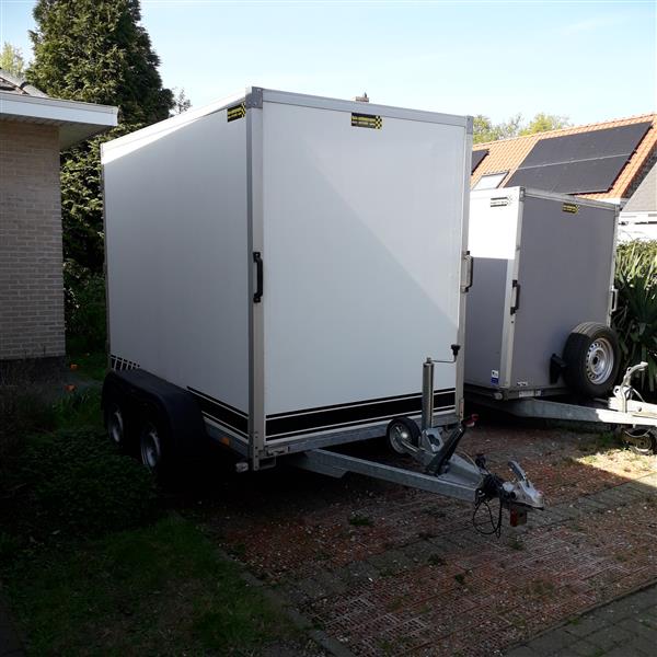 Grote foto gesloten aanhangwagen geremd 2.700 kg auto diversen aanhangers