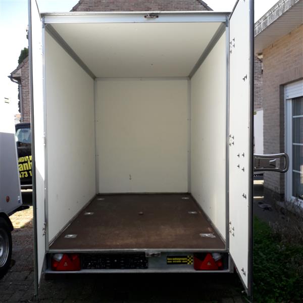 Grote foto gesloten aanhangwagen geremd 2.700 kg auto diversen aanhangers