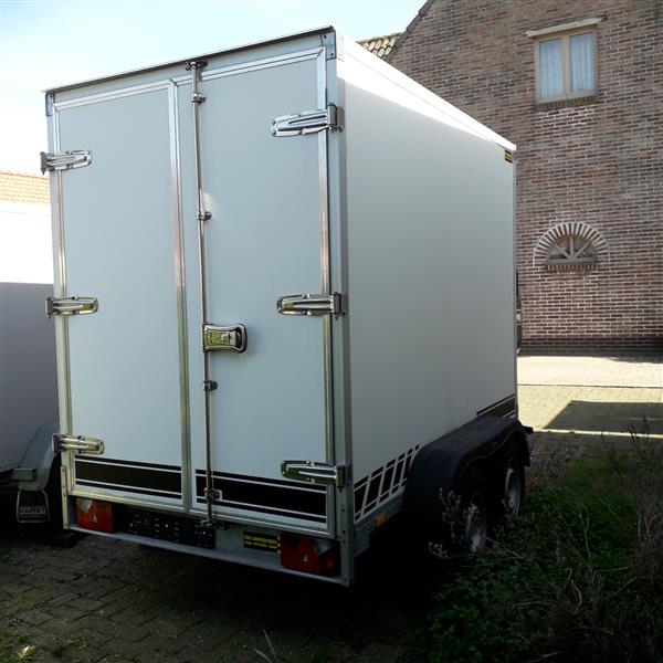 Grote foto gesloten aanhangwagen geremd 2.700 kg auto diversen aanhangers