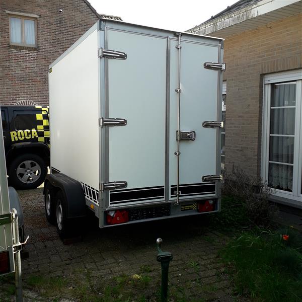 Grote foto gesloten aanhangwagen geremd 2.700 kg auto diversen aanhangers