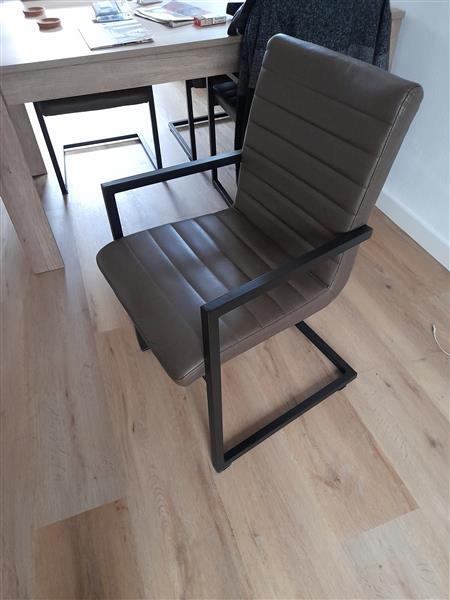 Grote foto tafel 4 stoelen en 1 hangdressior huis en inrichting eettafels