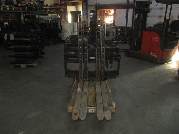 Grote foto stabau vorkenversteller dubbel met schuifvorken agrarisch heftrucks