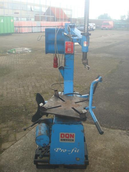 Grote foto banden demontage apparaat blauw du quesne 110 auto diversen gereedschap