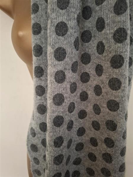 Grote foto lichtgrijze sjaal met donkergrijze bollen nieuw kleding dames mutsen sjaals en handschoenen