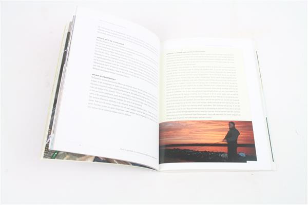 Grote foto vissen en vangen met de vlieg jan kamman boek sport en fitness vissport