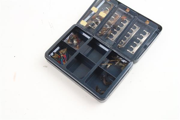 Grote foto shakespeare norris fly box gevuld met ruim 25 kleine streamers vliegendoos sport en fitness vissport