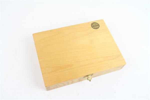 Grote foto houten tacklebox gevuld met vintage spinners sport en fitness vissport