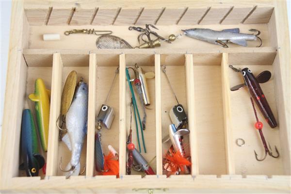 Grote foto houten tacklebox gevuld met vintage spinners sport en fitness vissport