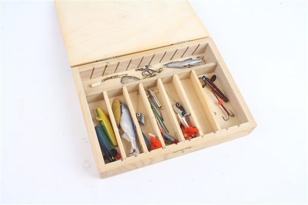 Grote foto houten tacklebox gevuld met vintage spinners sport en fitness vissport