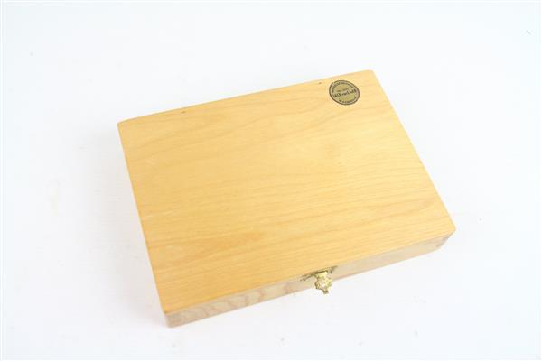 Grote foto houten tacklebox gevuld met vintage spinners sport en fitness vissport
