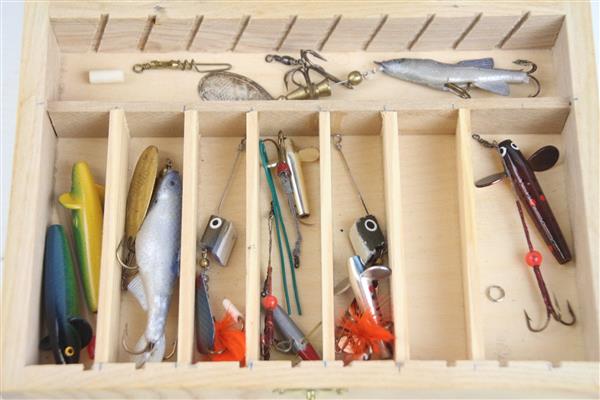 Grote foto houten tacklebox gevuld met vintage spinners sport en fitness vissport