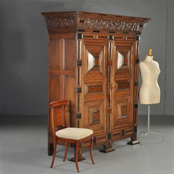 Grote foto gelderse kussenkast op slofpoten in eiken met ingelegd met ebbenhout o.a. een hartje no.502741 antiek en kunst stoelen en banken