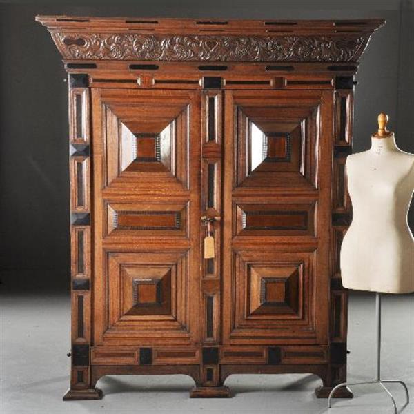 Grote foto gelderse kussenkast op slofpoten in eiken met ingelegd met ebbenhout o.a. een hartje no.502741 antiek en kunst stoelen en banken