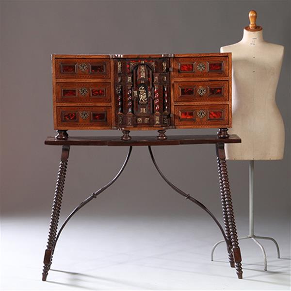 Grote foto spaans kunstkabinetje varge o tafelkast rariteitenkabinet ca 1700 en later no.913125 antiek en kunst stoelen en banken