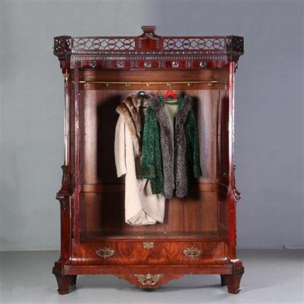 Grote foto garderobe kast of kapstok met deuren roede met haken en roede hollands kabinet ca. 1790 no 680121 antiek en kunst stoelen en banken