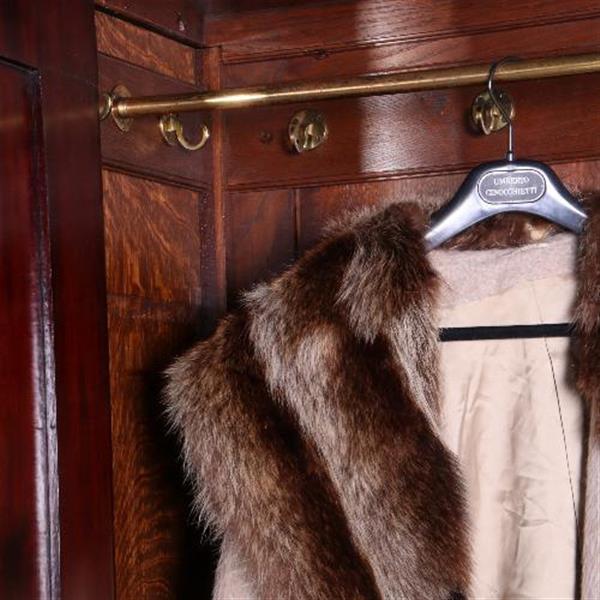 Grote foto garderobe kast of kapstok met deuren roede met haken en roede hollands kabinet ca. 1790 no 680121 antiek en kunst stoelen en banken