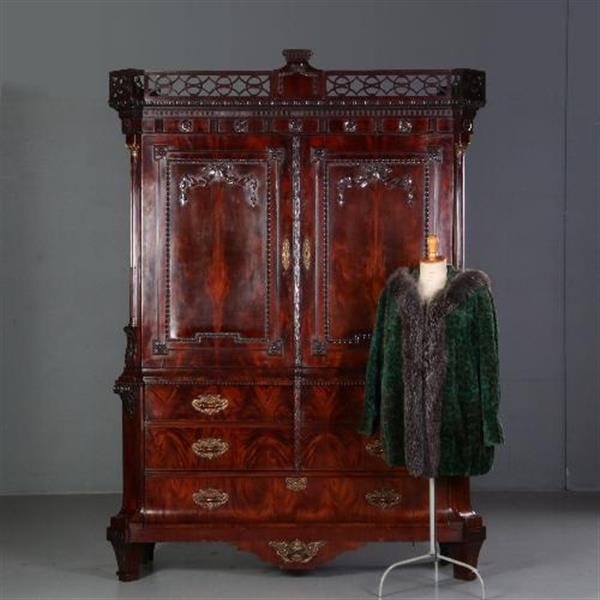 Grote foto garderobe kast of kapstok met deuren roede met haken en roede hollands kabinet ca. 1790 no 680121 antiek en kunst stoelen en banken