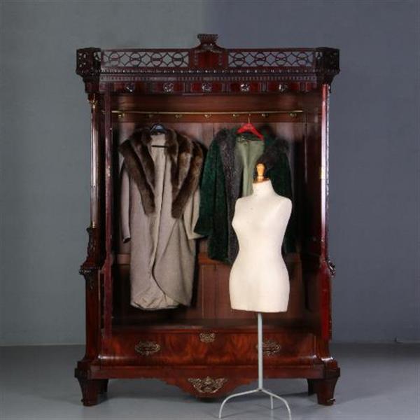 Grote foto garderobe kast of kapstok met deuren roede met haken en roede hollands kabinet ca. 1790 no 680121 antiek en kunst stoelen en banken