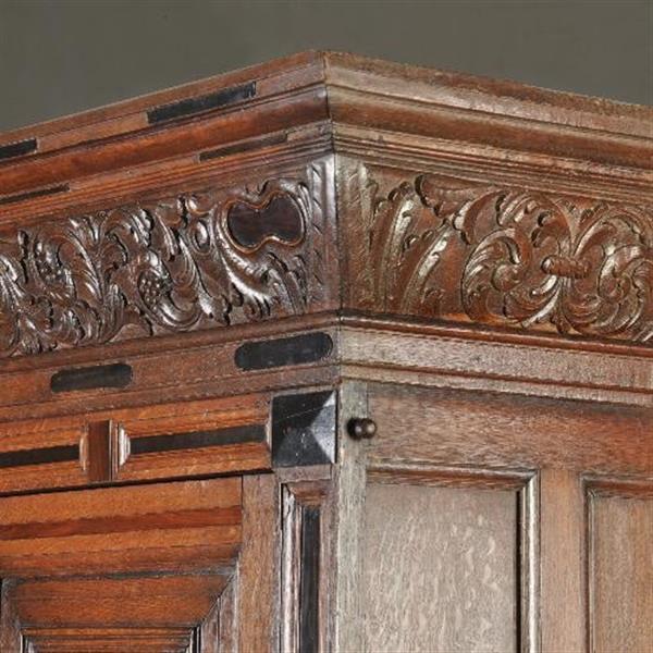 Grote foto gelderse kussenkast op slofpoten in eiken met ingelegd met ebbenhout o.a. een hartje no.502741 antiek en kunst stoelen en banken