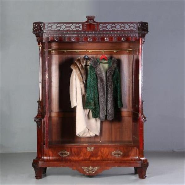 Grote foto garderobe kast of kapstok met deuren roede met haken en roede hollands kabinet ca. 1790 no 680121 antiek en kunst stoelen en banken