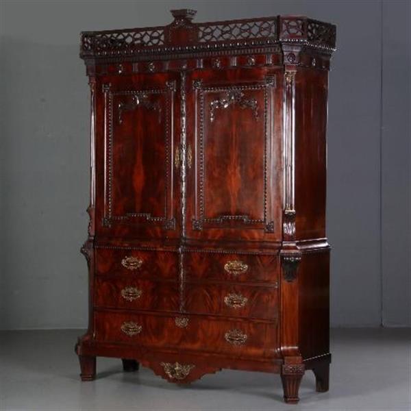 Grote foto garderobe kast of kapstok met deuren roede met haken en roede hollands kabinet ca. 1790 no 680121 antiek en kunst stoelen en banken