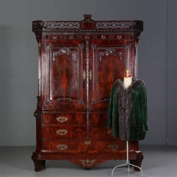 Grote foto garderobe kast of kapstok met deuren roede met haken en roede hollands kabinet ca. 1790 no 680121 antiek en kunst stoelen en banken