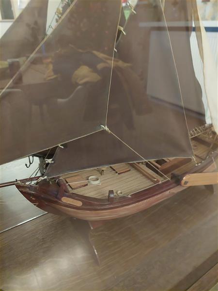 Grote foto mooi schip in vitrine hobby en vrije tijd boten en schepen