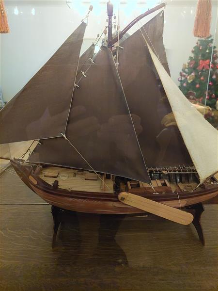 Grote foto mooi schip in vitrine hobby en vrije tijd boten en schepen