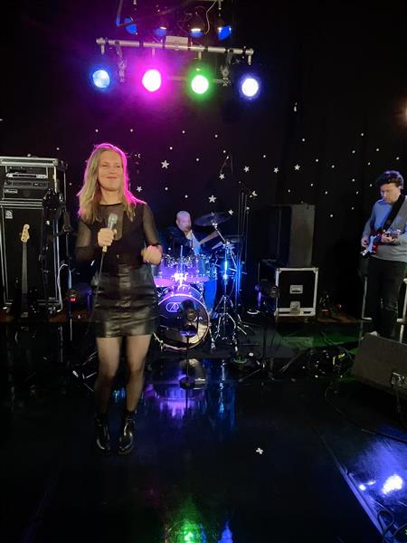 Grote foto party cover band marconi sound machine diensten en vakmensen entertainment