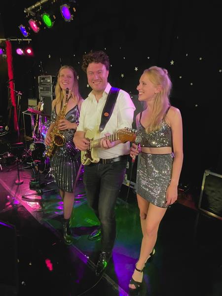 Grote foto party cover band marconi sound machine diensten en vakmensen entertainment