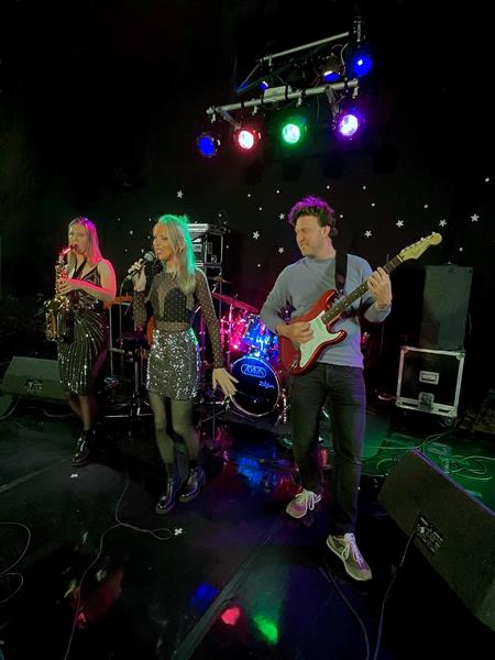 Grote foto party cover band marconi sound machine diensten en vakmensen entertainment