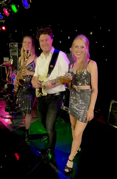 Grote foto party coverband marconi sound machine muziek en instrumenten muzikanten en bands