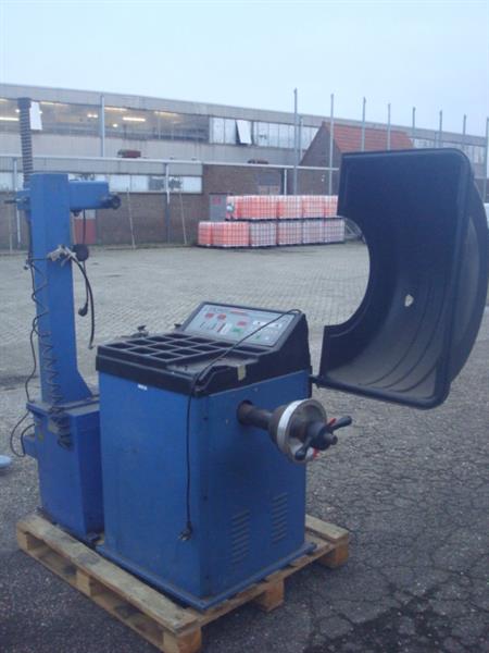 Grote foto banden demonteer apparaat en balanceer apparaat auto diversen gereedschap