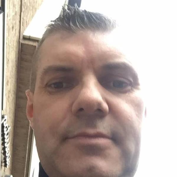 Grote foto gezocht jongere dame voor echte date contacten en berichten man zoekt vrouw