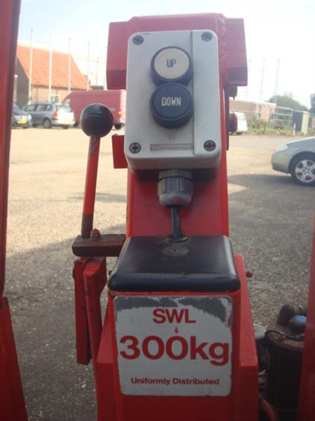 Grote foto hydraulische laadklep lift rolstoel goederen auto diversen gereedschap