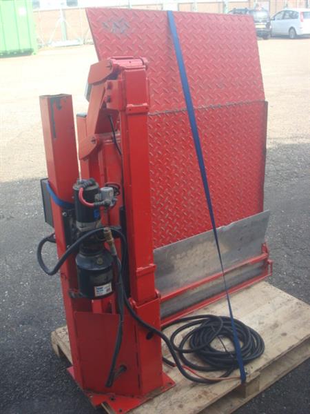 Grote foto hydraulische laadklep lift rolstoel goederen auto diversen gereedschap