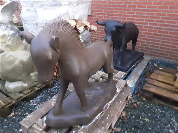 Grote foto paard in batta steen tuin en terras tuindecoratie